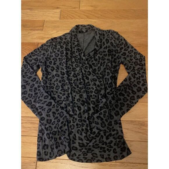 1.State women's grey animal long sleeve v-neck crossover sweater top size small - Picture 1 of 9